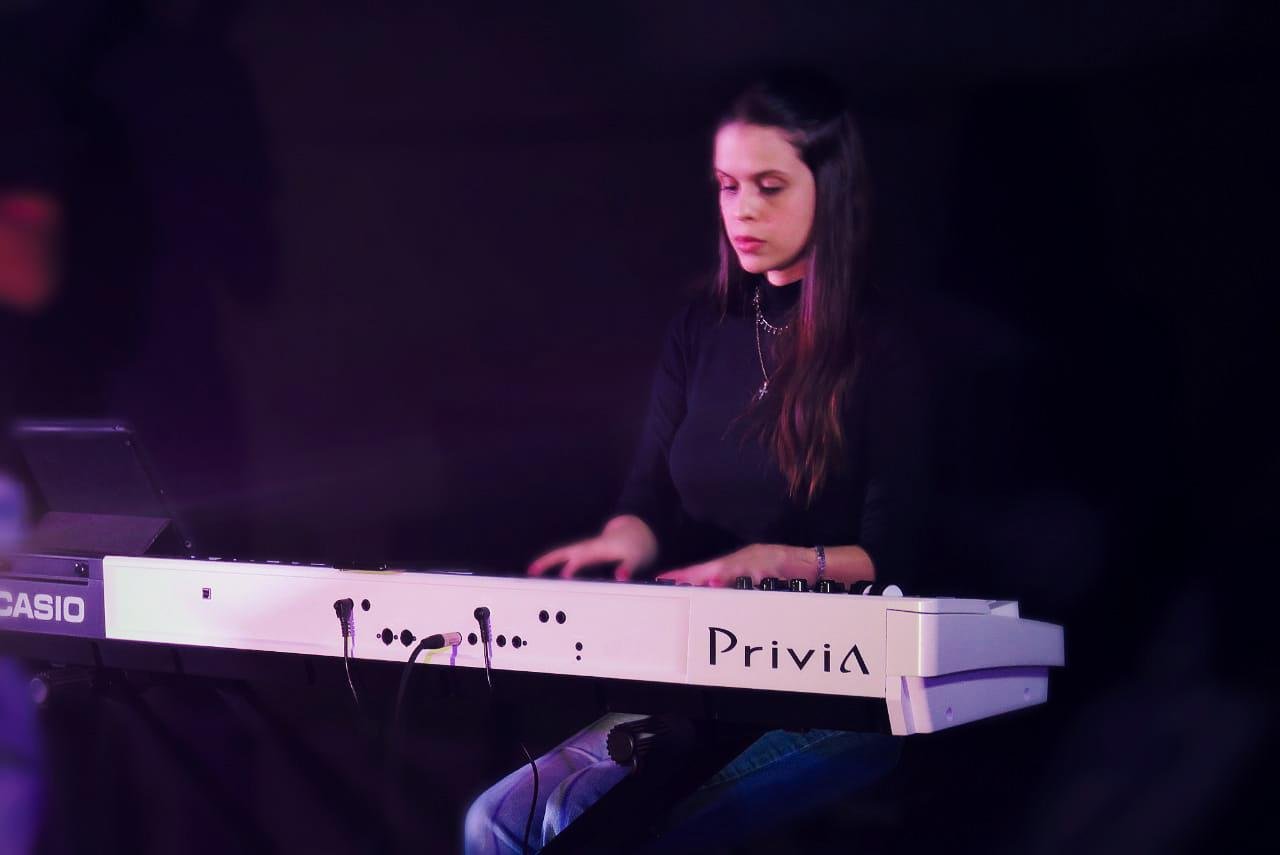 Nicoli Uzun teaching an online piano lesson