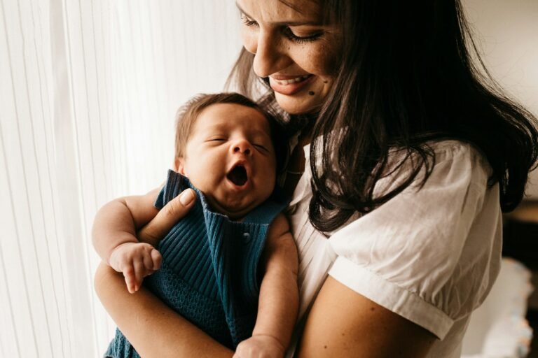 Mãe sorrindo com a filha pequena no colo